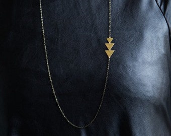 Triangles de long asymétrique collier géométrique