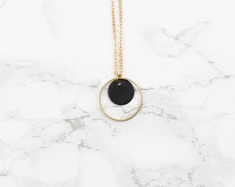 Geometric filigree chain Circle gold Black