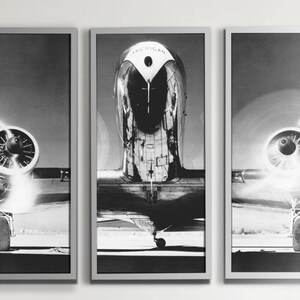 以下が含まれることがあります： ビンテージ飛行機の白黒写真3枚。最初の写真は飛行機のプロペラが回転している様子。2枚目は飛行機の正面。3枚目は飛行機のプロペラが反対側から回転している様子。
