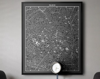 Może przedstawiać: Oprawiona czarno-biała mapa Paryża z systemem siatki z literami i cyframi wzdłuż krawędzi. Mapa przedstawia szczegółowe układy ulic i kwartały miejskie w postaci białych linii na ciemnym tle, z napisem PARIS u góry.