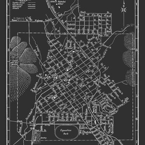 Op de afbeelding: Een zwart-witte kaart van San Luis Obispo, Californi&euml;. De kaart toont straten, spoorwegen en stadsgrenzen. De kaart is gelabeld met straatnamen en bezienswaardigheden, waaronder Cerro San Luis Obispo, California Polytechnic School en Exposition Park.