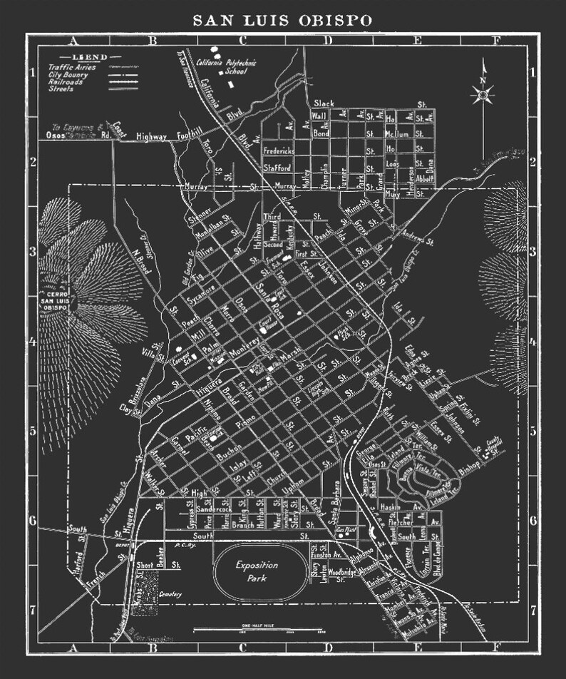 Op de afbeelding: Een zwart-witte kaart van San Luis Obispo, Californi&euml;. De kaart toont straten, spoorwegen en stadsgrenzen. De kaart is gelabeld met straatnamen en bezienswaardigheden, waaronder Cerro San Luis Obispo, California Polytechnic School en Exposition Park.