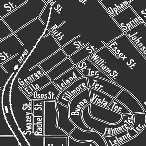 Op de afbeelding: Een zwart-witte kaart van een stad met straatnamen zoals "George", "Ella", "Swazey St.", "Rachel St.", "Leland", "Fillmore", "Buena", "Vista", "Essex St.", "Johnson", "Spring St.", "Fixlini St.", "Bishop St." en "County Hospital".