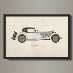 K&ouml;nnte beinhalten: Ein wei&szlig;er Vintage-Mercedes-Benz 1929 550K Roadster mit schwarzen Verzierungen und goldenen R&auml;dern. Das Auto ist in Seitenansicht vor einem beigefarbenen Hintergrund dargestellt.