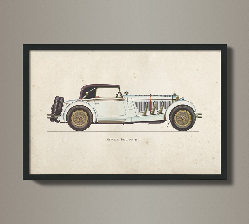 K&ouml;nnte beinhalten: Ein wei&szlig;er Vintage-Mercedes-Benz 1929 550K Roadster mit schwarzen Verzierungen und goldenen R&auml;dern. Das Auto ist in Seitenansicht vor einem beigefarbenen Hintergrund dargestellt.