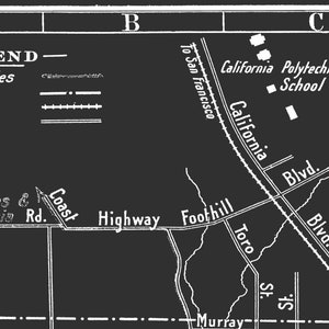 Op de afbeelding: Een zwart-witte kaart van een stad met ge&euml;tiketteerde straten, wegen en spoorwegen. De kaart bevat de tekst "California Polytechnic School" en "To San Francisco".