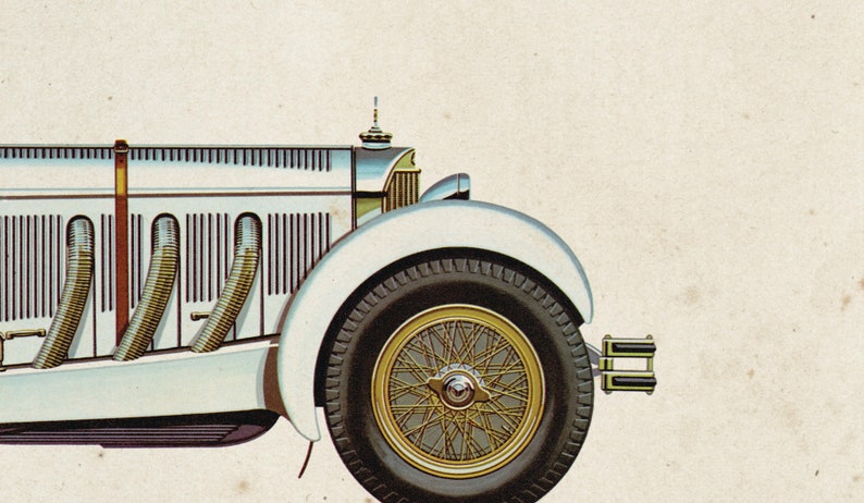 K&ouml;nnte beinhalten: Ein wei&szlig;er Vintage-Rennwagen mit einem goldfarbenen Speichenrad und einem verchromten K&uuml;hlergrill. Das Auto hat eine lange Motorhaube und eine stromlinienf&ouml;rmige Karosserie.