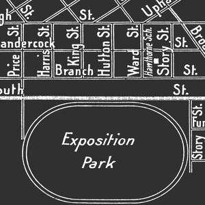 Op de afbeelding: Een zwart-witte kaart van een stad met een groot ovaalvormig park met de naam "Exposition Park" in het midden. De kaart toont straatnamen en een spoorlijn.