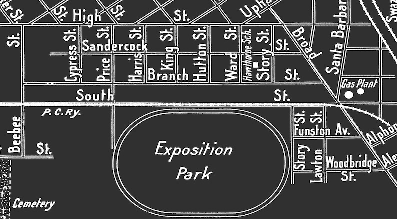 Op de afbeelding: Een zwart-witte kaart van een stad met een groot ovaalvormig park met de naam "Exposition Park" in het midden. De kaart toont straatnamen en een spoorlijn.