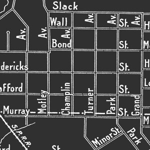 Op de afbeelding: Een zwart-witte kaart van een stad met straatnamen zoals "Slack", "Wall", "Bond", "Fredericks", "Stafford", "Murray", "Motley", "Champlin", "Turner", "Park", "Grand", "Henderson", "Dana", "Abbott", "Mc.llum", "Ho", "Loos" en "Muay".