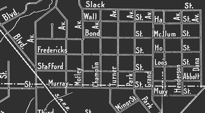 Op de afbeelding: Een zwart-witte kaart van een stad met straatnamen zoals "Slack", "Wall", "Bond", "Fredericks", "Stafford", "Murray", "Motley", "Champlin", "Turner", "Park", "Grand", "Henderson", "Dana", "Abbott", "Mc.llum", "Ho", "Loos" en "Muay".