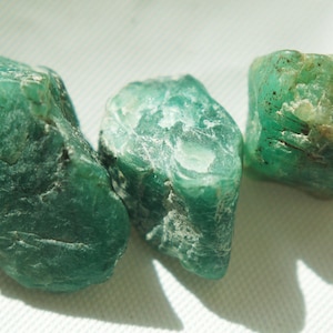 3 cristales esmeralda brasileños naturales - 36.28 ct peso total - gran color verde - buena claridad - translúcido