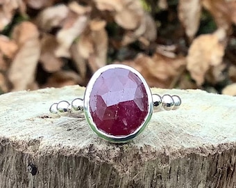 Rose Cut Rubin Sterlingsilber Ring mit Silber-Kugeln