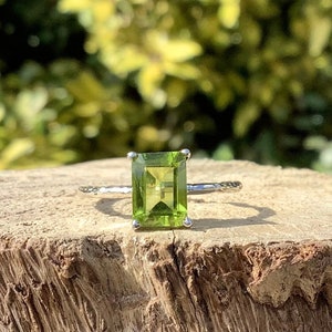 Minimalist Gemstone Sterling Silver Ring with Peridot, Dainty Hammered Band, Faceted Stone, August Birthstone, Gift for Her