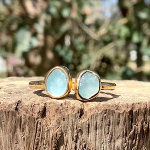 Anillo de oro vermeil con aguamarina cruda: Gema doble ajustable