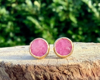 Pendientes de Rubí de oro Vermeil, Pernos de piedra cruda, Pendientes de piedras preciosas, Joyería de piedra natal de julio