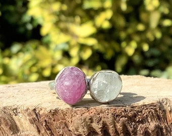 Anillo de zafiro rosa y blanco en bruto: doble piedra en plata de ley