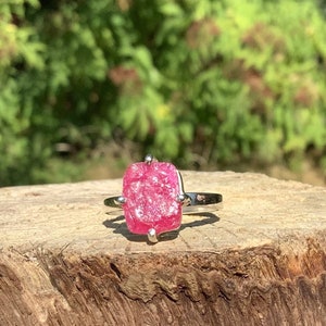 Juli Birthstone Krappenfassung Roher Rubin Sterlingsilber Ring