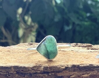 Anel de prata esterlina com esmeralda bruta - Joia com pedra de nascimento de maio