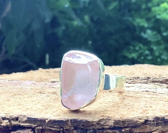 Grande bague en argent réglable avec pierre rose, quartz rose brut, bijoux en argent avec pierres précieuses taille libre, bagues pour jointures enflées