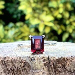 Halbedelstein-Sterlingsilberring, zierliches gehämmertes Band, facettierter Granat, Januar Birthstone Geschenk