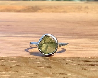 Anillo de peridoto en bruto en plata de ley - Joyería con la piedra natal de agosto