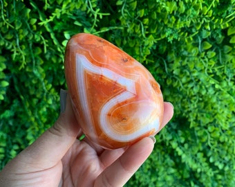 燃えるようなオレンジ色のカーネリアンフリーフォーム：縞模様の瑪瑙石