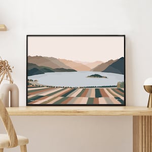 Vigneto Rippon, Lago Wanaka, Nuova Zelanda. Stampa artistica di un paesaggio montano moderno. Design di Bridget Hall.
