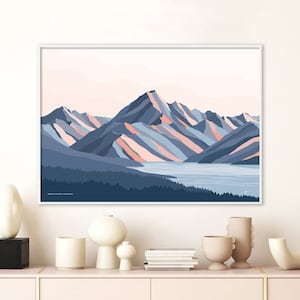 Puede incluir: Una ilustración digital de una cordillera con un lago en primer plano. Las montañas son una mezcla de colores azules, rosas y grises. El lago es de color azul claro. La imagen tiene un estilo minimalista.