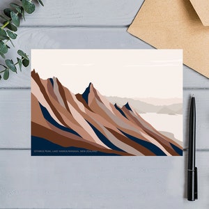Isthmus Peak, Lac Wanaka, Nouvelle-Zélande Carte de vœux moderne abstraite de paysage de montagne. Bridget Hall Design