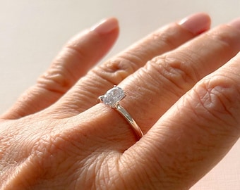 Anillo solitario delicado: plata de ley 925 con circonita cúbica