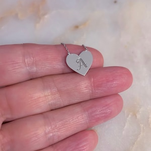 Colar de coração de prata esterlina 925, pingente de coração gravado, colar de letras personalizado em ouro ou ouro rosa, presente de amigo para ela