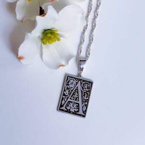 Collar con letra inicial floral, collar con colgante de medallón, collar con medallón rectangular con alfabeto