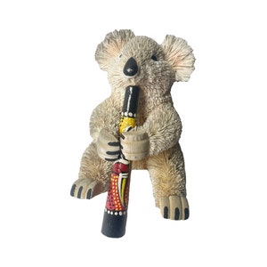 Koala met didgeridoo - ornament, staand beeldje - Aboriginal, Australië