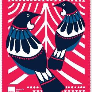 Puede incluir: Una vibrante impresión cuadrada roja con dos pájaros estilizados enfrentados. Las aves son principalmente azul marino con detalles blancos y azules. El diseño incluye formas geométricas blancas y el texto "DESIGN BY LEONARD.COM".