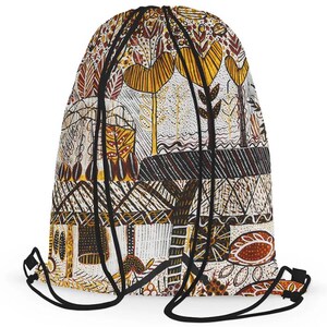 Puede incluir: Una bolsa de cordón blanco con un cordón negro. La bolsa tiene un patrón colorido de árboles, flores y formas geométricas en tonos marrones, amarillos y rojos.