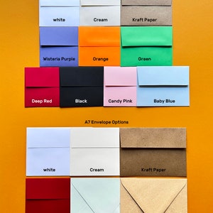 Pu&ograve; includere: Un grafico che mostra le opzioni di colore per le buste di formato A2 e A7. I colori includono bianco, crema, carta kraft, viola glicine, arancione, verde, rosso scuro, nero, rosa confetto, azzurro e blu chiaro con shimmer.