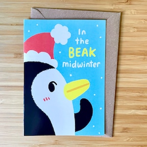 Carte de Noël dans le bec Midwinter Penguin animal mignon Noël salutations festives illustré unique jeu de mots d'art décalé Carol Yule Bird