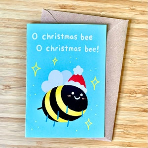 Biglietto natalizio O Christmas Bee Card simpatico animaletto di auguri natalizio illustrato unico ed eccentrico gioco di parole carol yule bumble