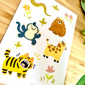 Op de afbeelding: Een vel met kleurrijke dieren stickers met een tijger, aap, giraffe, beer en slang. De stickers zijn perfect om een ​​toets van whimsy toe te voegen aan dagboeken, planners of elk ander creatief project.