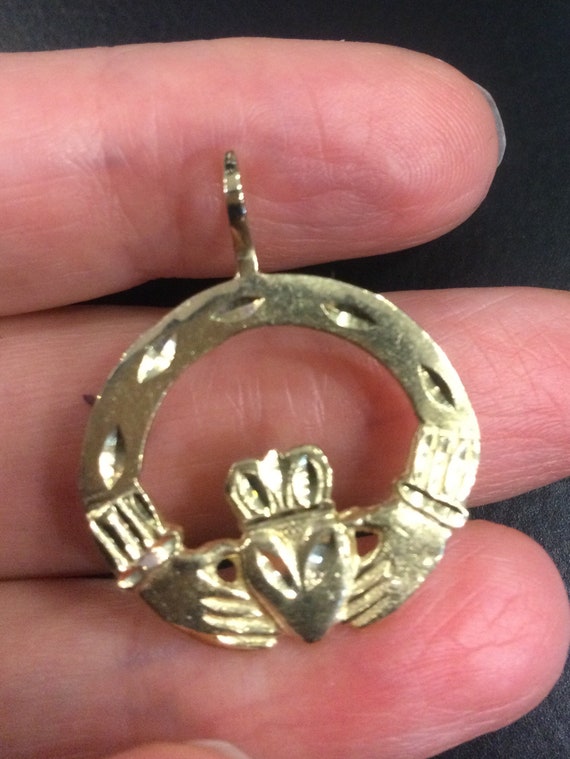 9ct gold claddagh pendant - image 2