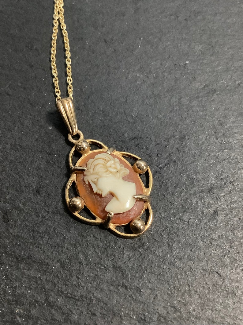 9ct gold cameo pendant on chain image 2