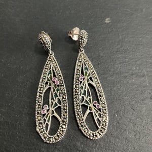 Pendientes colgantes de plata de ley con esmalte de marcasita y rubíes.