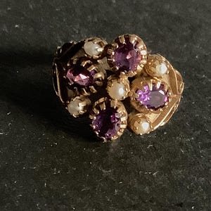 Anillo de oro de 9 quilates con amatista y perla