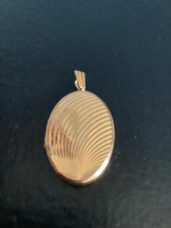 9ct gold locket ,oval,with diamond cut design