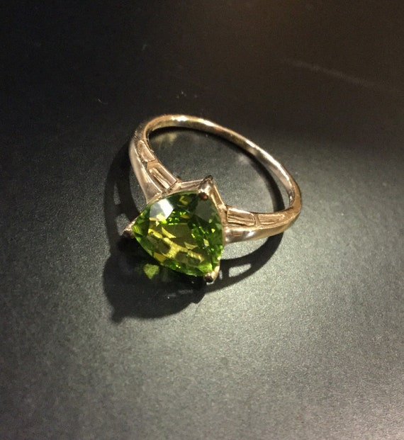 Gold peridot ring