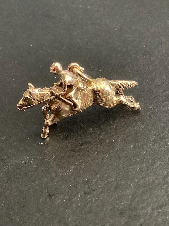 馬とペンダント 9金ゴールドの馬と騎手のチャーム – 重厚な純金製 – 5.56g – 刻印入り