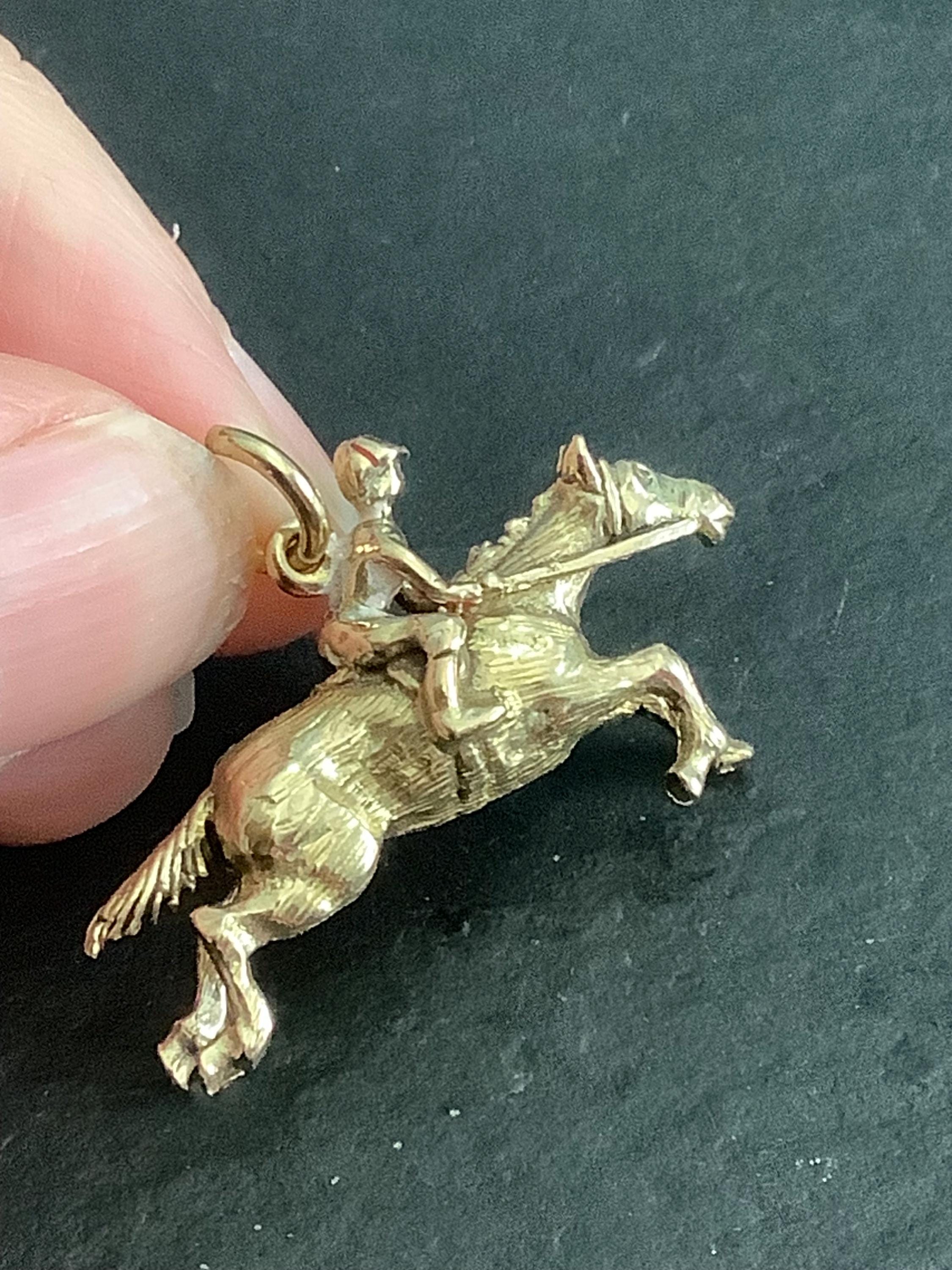 9金ゴールドの馬と騎手のチャーム – 重厚な純金製 – 5.56g – 刻印入り