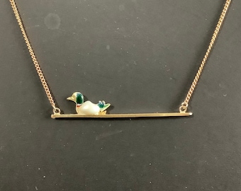 Vintage gouden hanger met parel en emaille eend