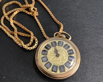 Pendant watch on box chain
